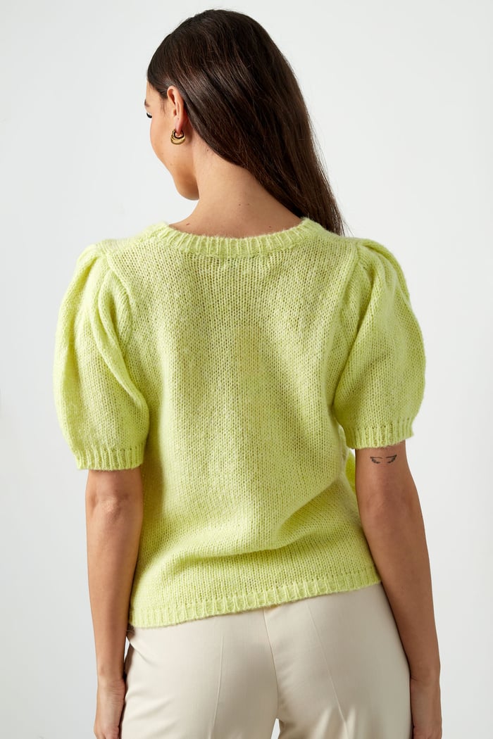 puffed sleeves top